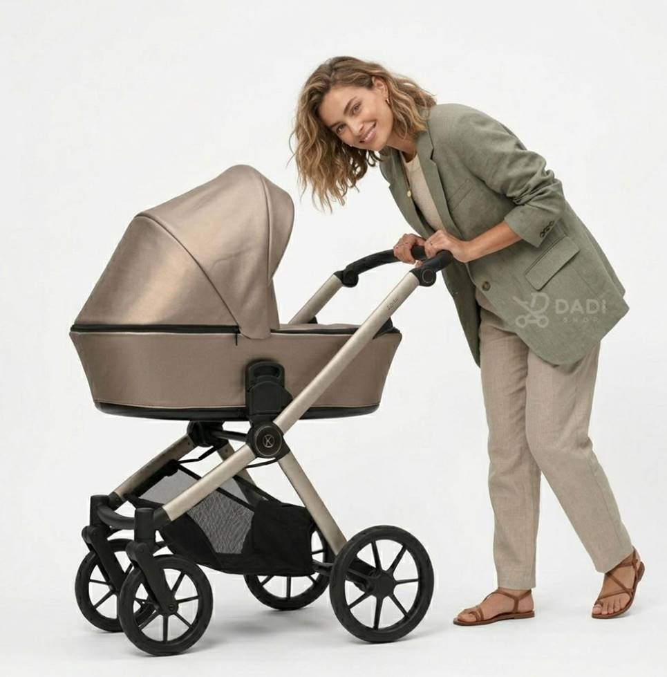 Młoda kobieta prezentuje nowoczesny wózek dziecięcy- przygotowania do narodzin i kompletowanie wyprawka. 